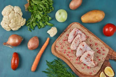 Tahtada tavuk kanadı ve sebze otları. Yüksek kalite fotoğraf