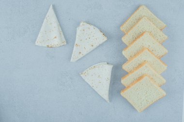 Lavaş ve ekmek dilimleri taş zeminde. Yüksek kalite fotoğraf