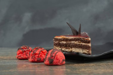 Mermer zemin üzerinde kırmızı şekerler olan lezzetli bir pasta. Yüksek kalite fotoğraf