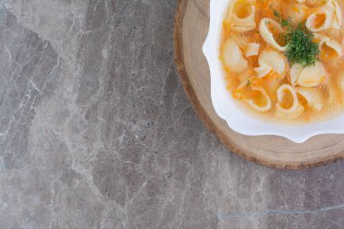 Çorbada makarna, havuç ve kıyma. Yüksek kalite fotoğraf