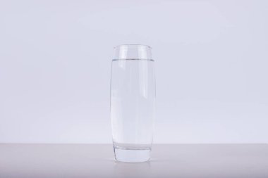 Beyaz arka planda bir bardak taze su. Yüksek kalite fotoğraf