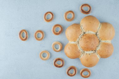 Taş zeminde çiçek şeklinde ekmek ve krakerler. Yüksek kalite fotoğraf