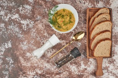 Arka planda çorba ve baharatlı ev yapımı ekmek.