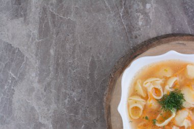 Etli makarna çorbası ve doğranmış otlar. Yüksek kalite fotoğraf