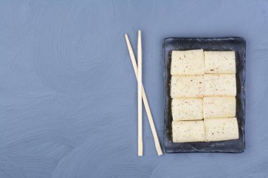 Siyah seramik tabakta gri arkaplanda makarna. Yüksek kalite fotoğraf
