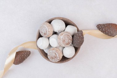 Tahta tabakta kozalaklı tatlı zencefilli ekmek. Yüksek kalite fotoğraf