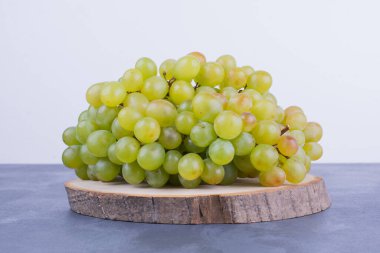 Tahtada bir demet şarap üzümü. Yüksek kalite fotoğraf