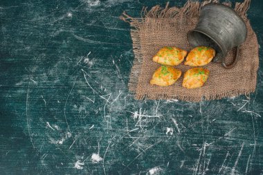 Mermer arka planda antik fincanı olan tatlı bir fırın. Yüksek kalite fotoğraf