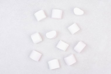 Beyaz arka planda tatlı beyaz şekerlemeler. Yüksek kalite fotoğraf