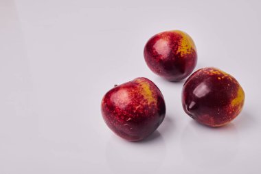 Gri arka planda izole siyah büyük erikler. Yüksek kalite fotoğraf