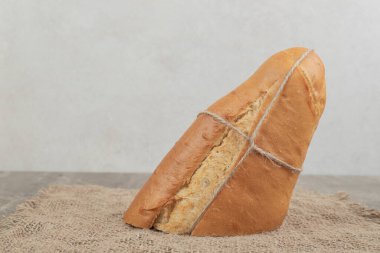 Çuval bezinde iple bağlanmış taze ekmek. Yüksek kalite fotoğraf