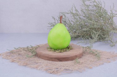 Tahtadaki yeşil armutlar ve balkabağı tohumları. Yüksek kalite fotoğraf