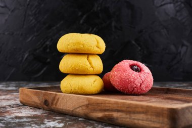 Tahtada tereyağlı kurabiye. Yüksek kalite fotoğraf