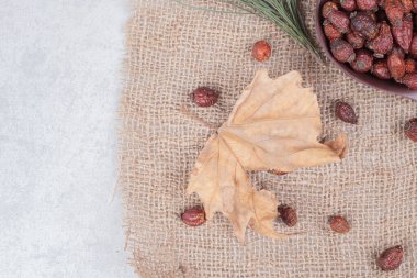 Bir kase kurutulmuş kızılcık ve çuval bezinde yaprak. Yüksek kalite fotoğraf