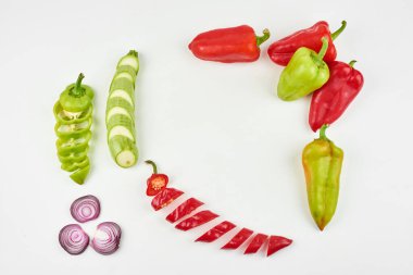 Beyaz arka planda acı biber. Yüksek kalite fotoğraf