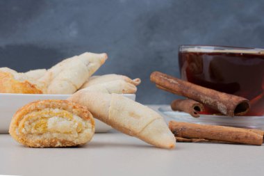 Beyaz masada tarçınlı ve kurabiyeli bir fincan çay. Yüksek kalite fotoğraf