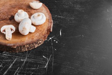 Tahtada taze şampiyon mantarları