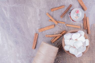 Etrafında tarçın çubukları olan ahşap bir bardakta şekerlemeler. Yüksek kalite fotoğraf