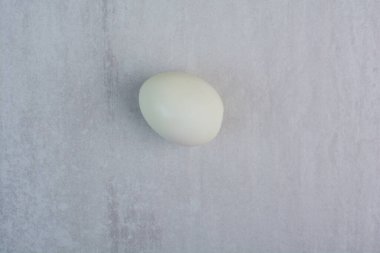 Gri arka planda kaynamış bir yumurta. Yüksek kalite fotoğraf