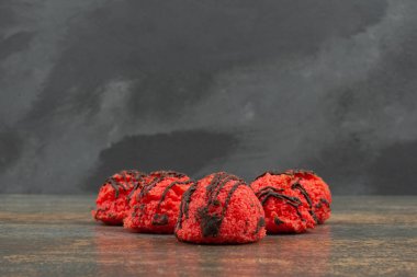 Mermer arka planda bir sürü tatlı şeker