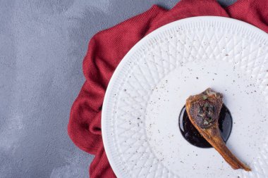 Kırmızı masa örtüsü mavi arka planda, beyaz tabakta kuzu kebabı. Yüksek kalite fotoğraf