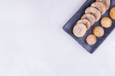 Seramik tabakta kurutulmuş incir ve kiraz. Yüksek kalite fotoğraf