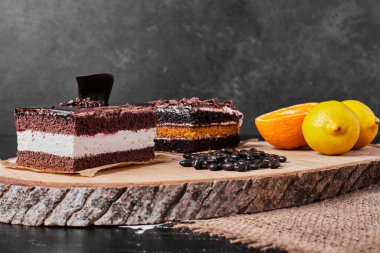 Limonlu bir dilim çikolatalı kek. Yüksek kalite fotoğraf