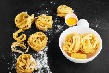 Un üzerinde pastalar ve yumurtalar. Yüksek kalite fotoğraf