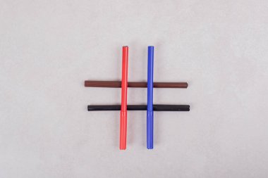 Beyaz arkaplanda renkli işaret kalemleri