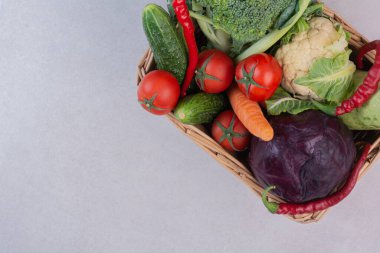 Tahta sepette çiğ sebze çeşitleri. Yüksek kalite fotoğraf