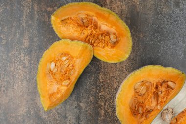 Mermer zemin üzerinde taze sarı balkabağı