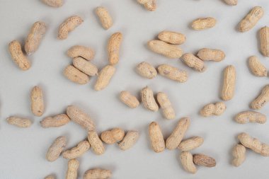 Bej arka planda bir sürü organik fıstık. Yüksek kalite fotoğraf