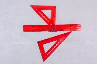 Beyaz arkaplanda farklı cetveller var. Yüksek kalite fotoğraf