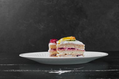 Bir dilim meyveli pasta. Yüksek kalite fotoğraf