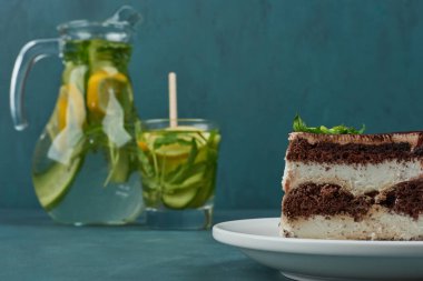 Bir dilim çikolatalı kek ve mojito. Yüksek kalite fotoğraf