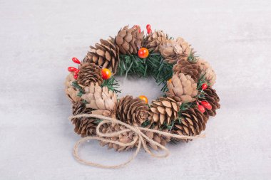 Beyaz arka planda kırmızı boncuklu Noel çelengi. Yüksek kalite fotoğraf