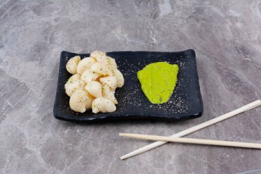 Baharatlı makarna ve siyah tabakta yeşil mocha sosu. Yüksek kalite fotoğraf