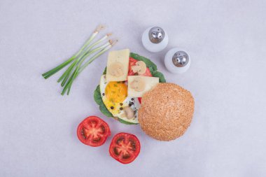 Lezzetli burger, domates, peynir, beyaz arka planda marul. Yüksek kalite fotoğraf