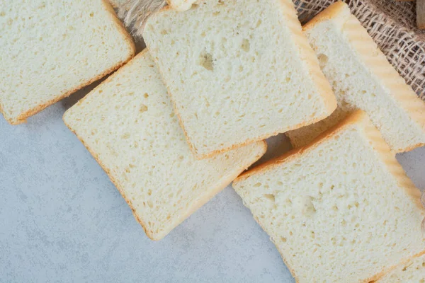 Mermer zemin üzerinde taze ekmek dilimleri. Yüksek kalite fotoğraf