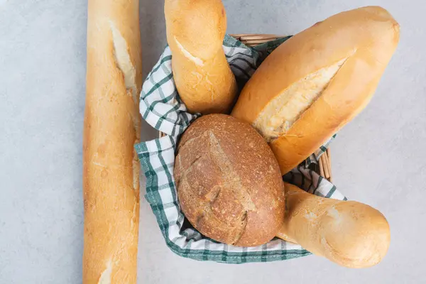 Taştan arka planda sepette kabuklu ekmek. Yüksek kalite fotoğraf