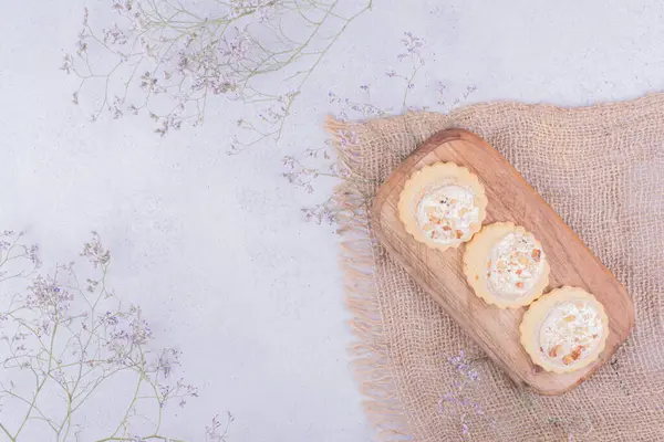 木の上にピーナッツクリームをトッピングしたバタークッキー 高品質の写真 — ストック写真