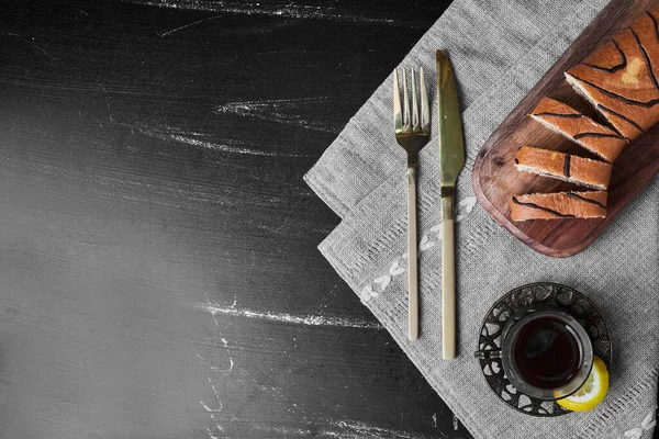 Arka planda taze, ev yapımı tatlı rulo manzarası