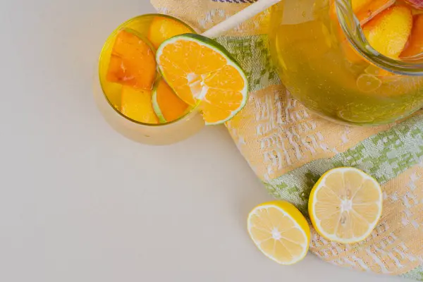 Beyaz yüzeyinde limon dilimleri olan bir bardak limonata. Yüksek kalite fotoğraf