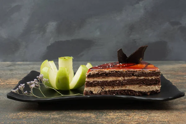 Mermer arka planda doğranmış yeşil elmalı lezzetli bir pasta. Yüksek kalite fotoğraf