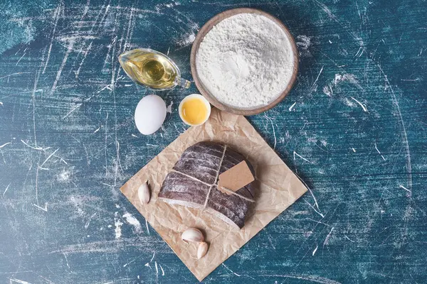 Mavi arka planda malzemeli siyah ekmek dilimleri. Yüksek kalite fotoğraf