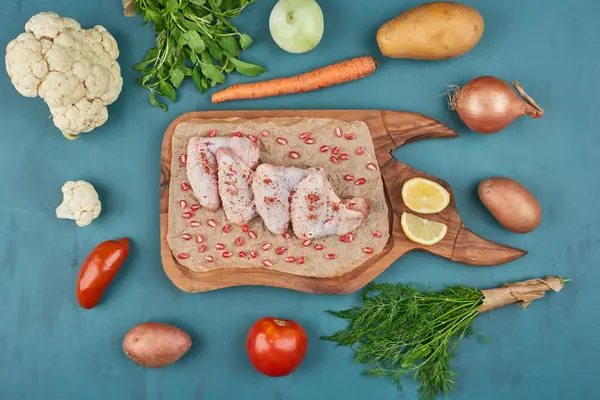 Tahtada sebzeli tavuk kanadı. Yüksek kalite fotoğraf