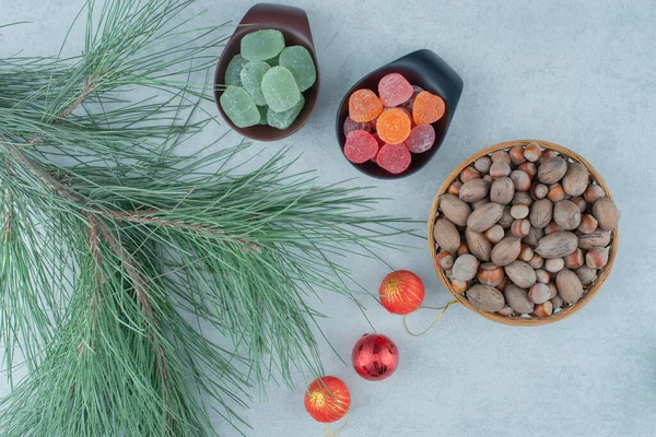 İki siyah tabak şekerli marmelat ve içi fındık dolu ahşap kase. Yüksek kalite fotoğraf