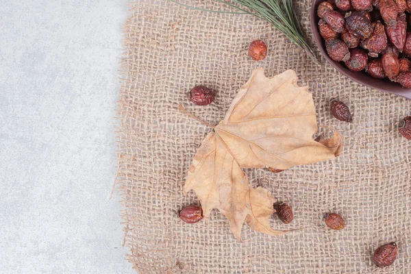 Bir kase kurutulmuş kızılcık ve çuval bezinde yaprak. Yüksek kalite fotoğraf