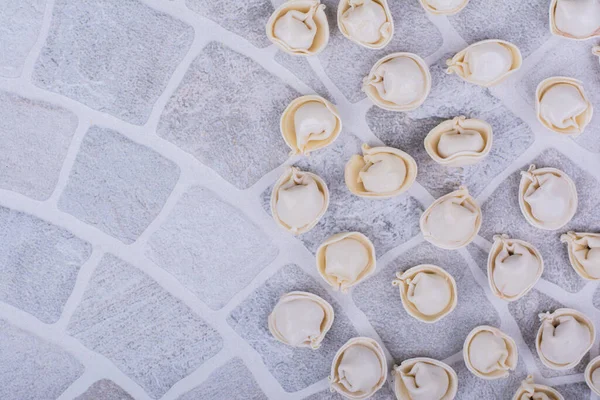 Beyaz arka planda un içinde beyaz hinkali hamuru. Yüksek kalite fotoğraf