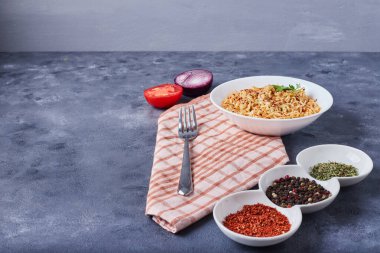 Mavi arkaplanlı ve baharatlı bir tabak makarna. Yüksek kalite fotoğraf